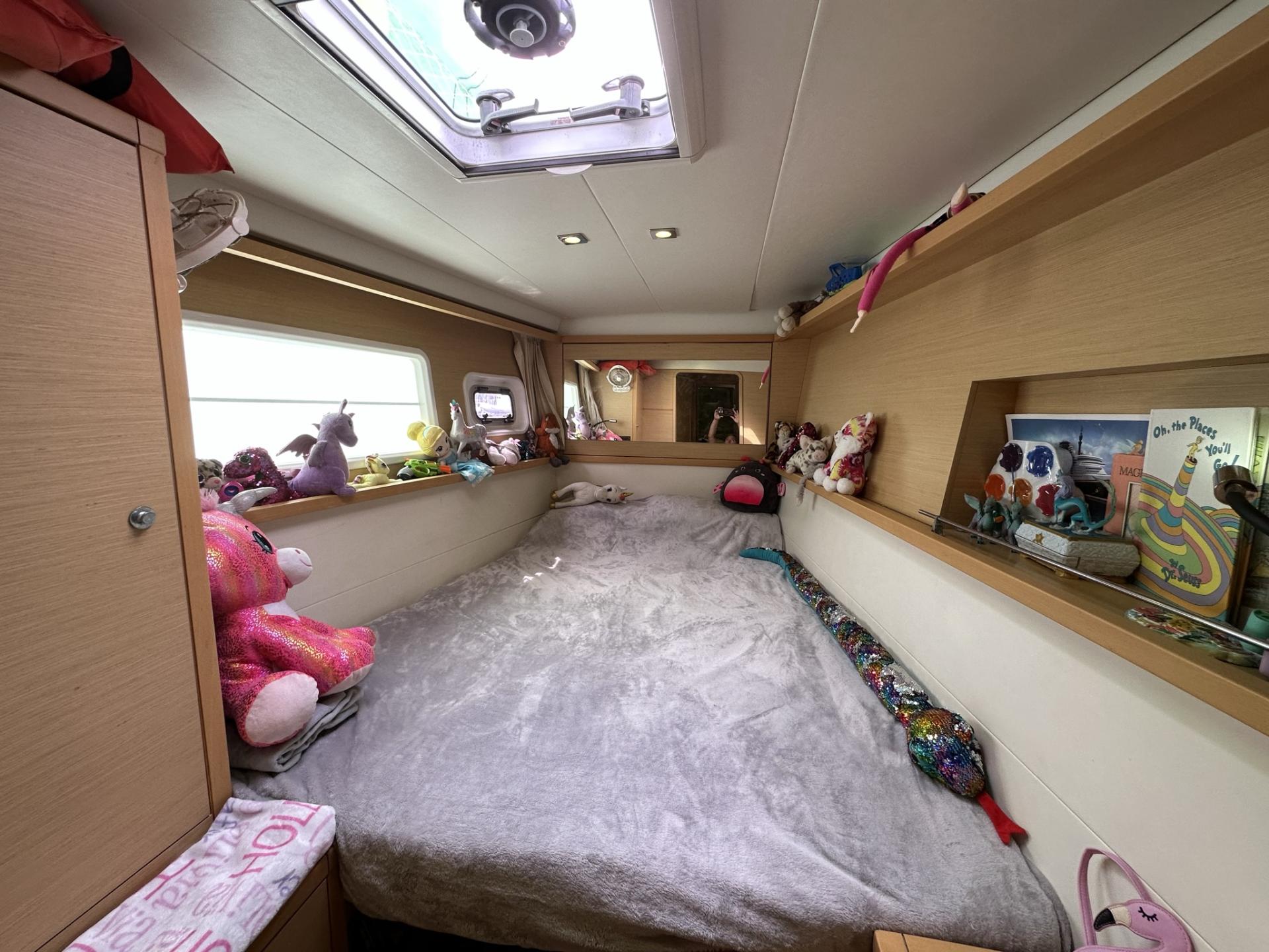 2012 Lagoon 450 with flybridge photo 23