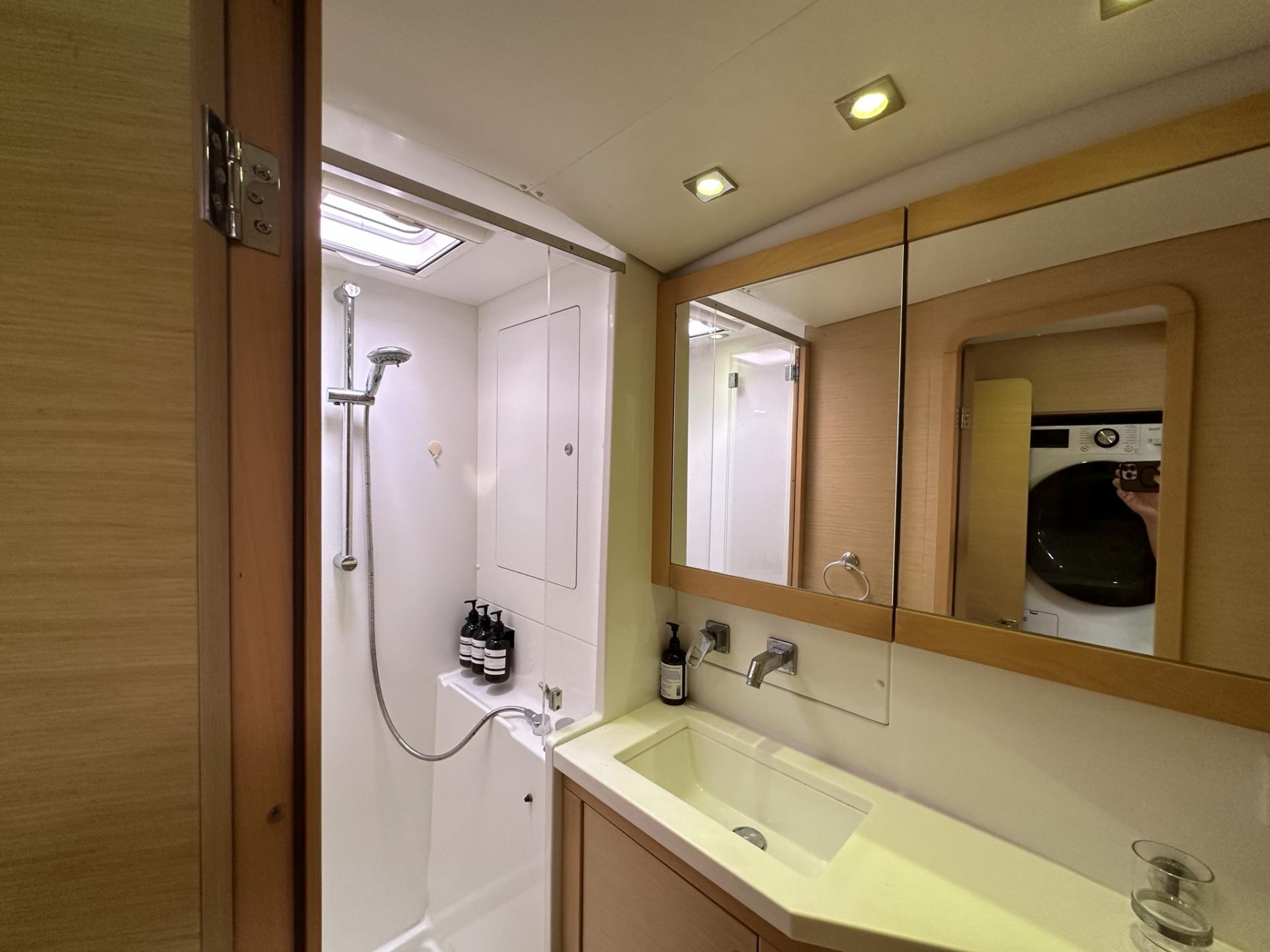 2012 Lagoon 450 with flybridge photo 27