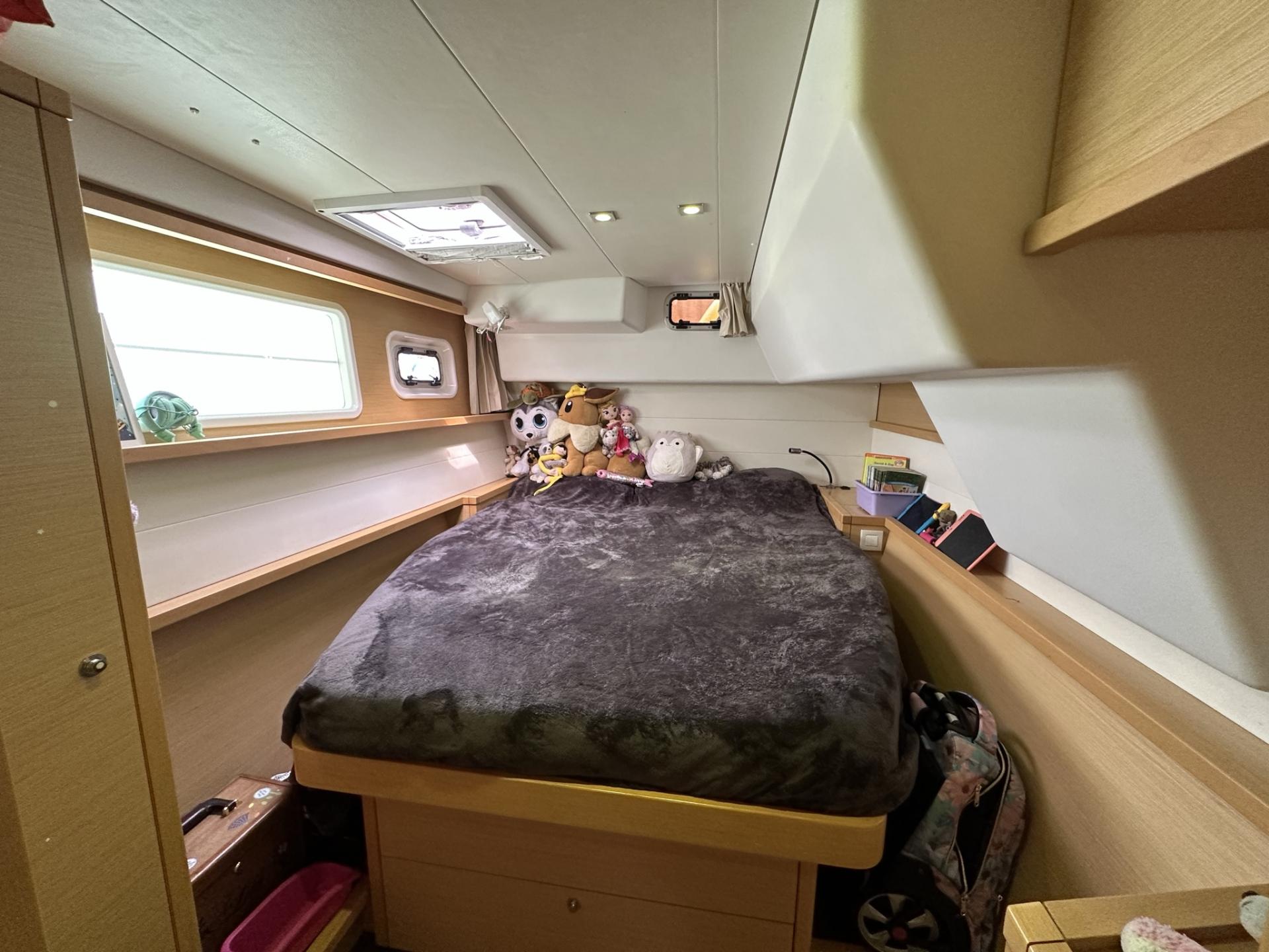 2012 Lagoon 450 with flybridge photo 21