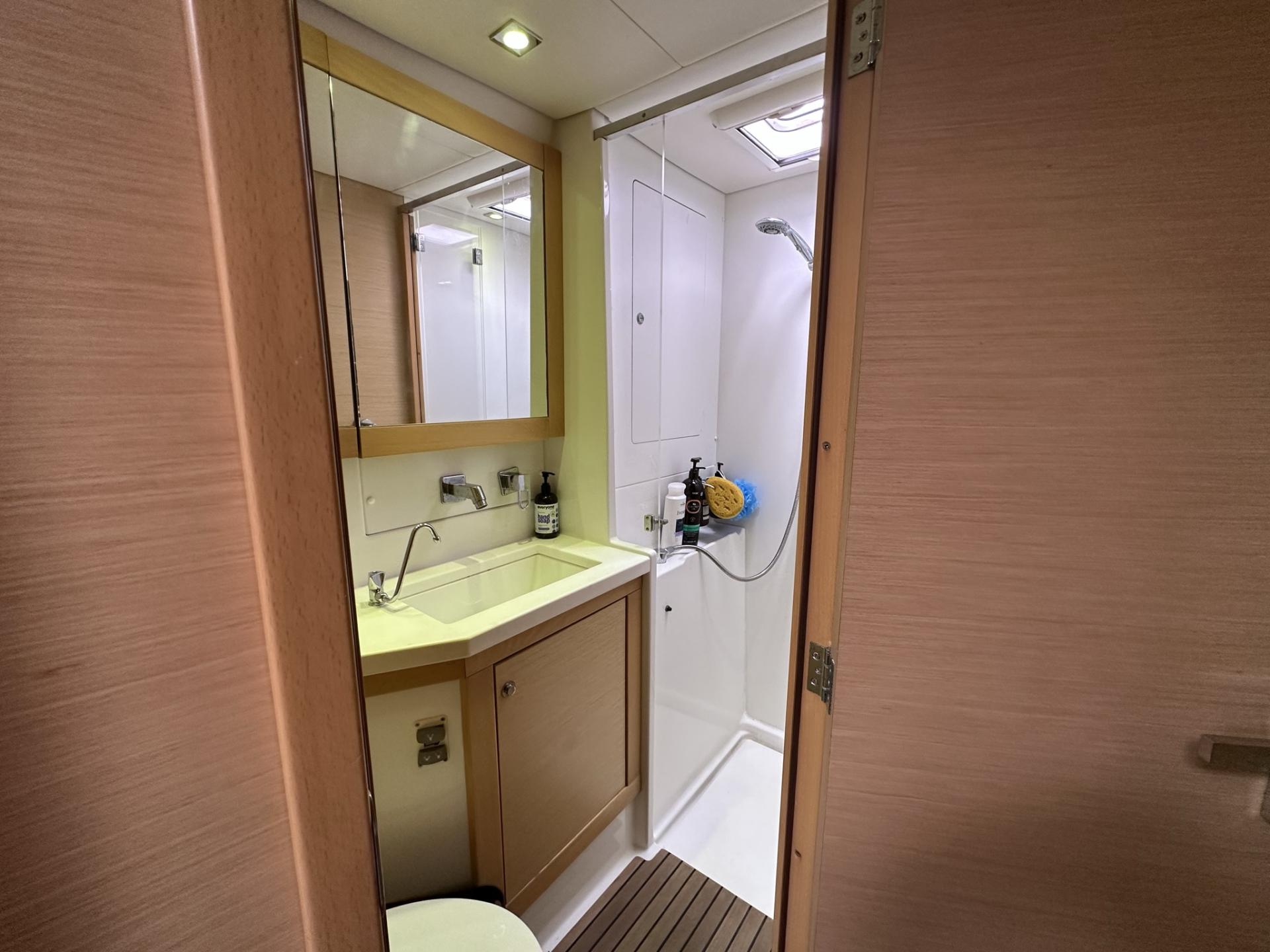 2012 Lagoon 450 with flybridge photo 26
