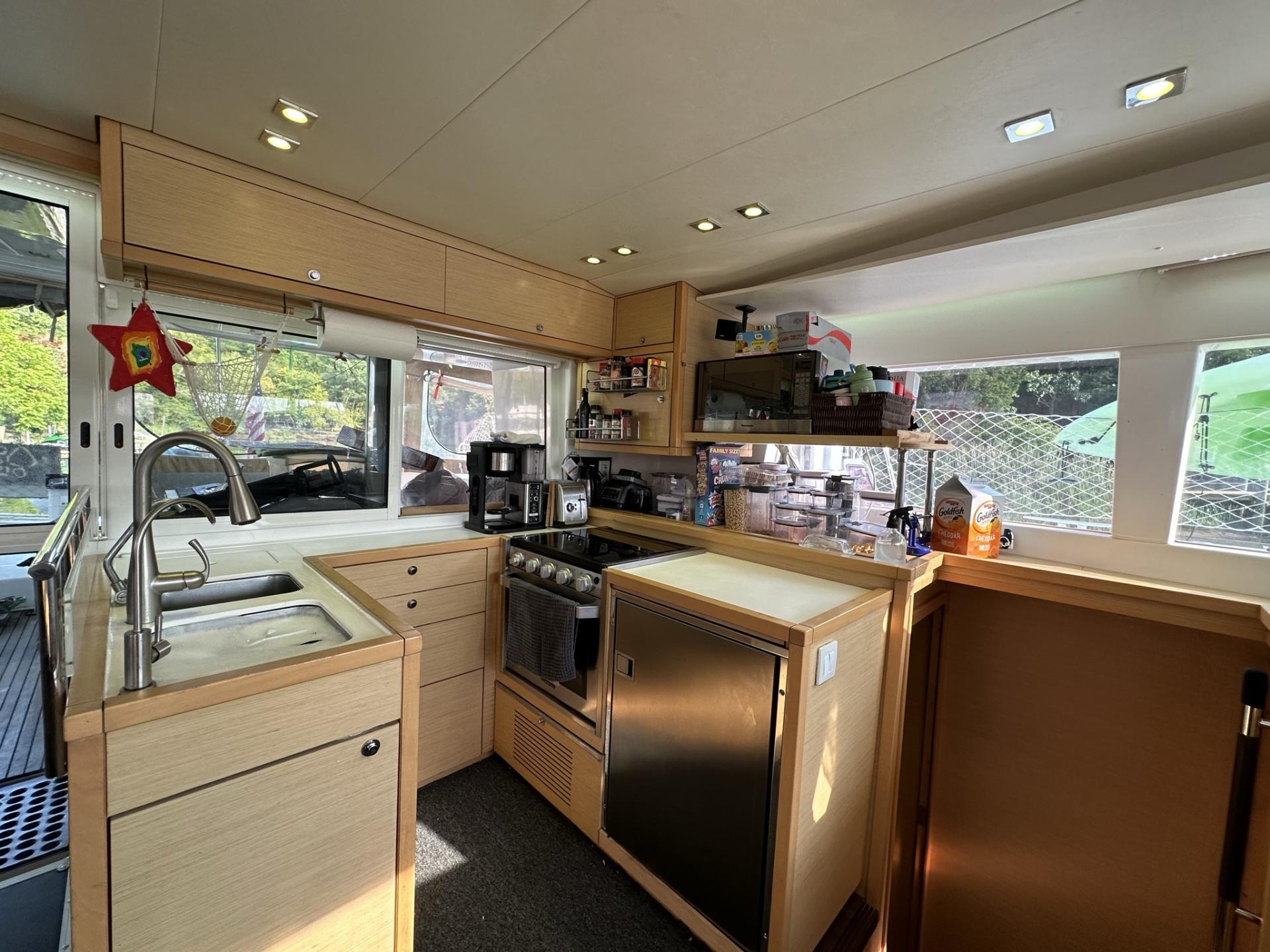 2012 Lagoon 450 with flybridge photo 14