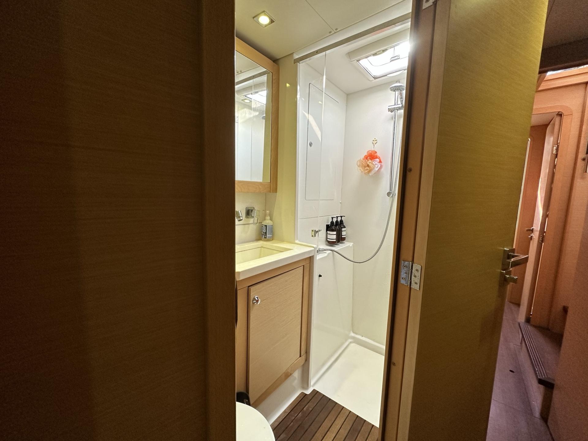 2012 Lagoon 450 with flybridge photo 24