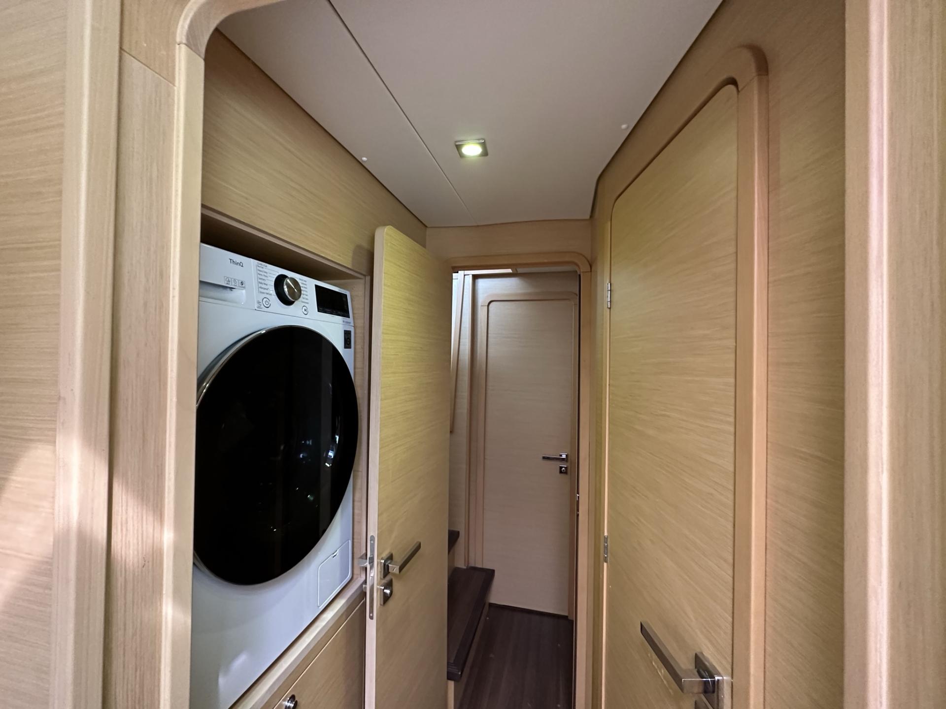 2012 Lagoon 450 with flybridge photo 25