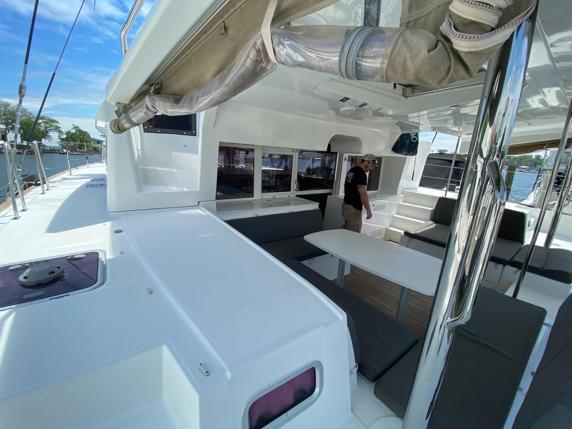2012 Lagoon 450 with flybridge photo 5