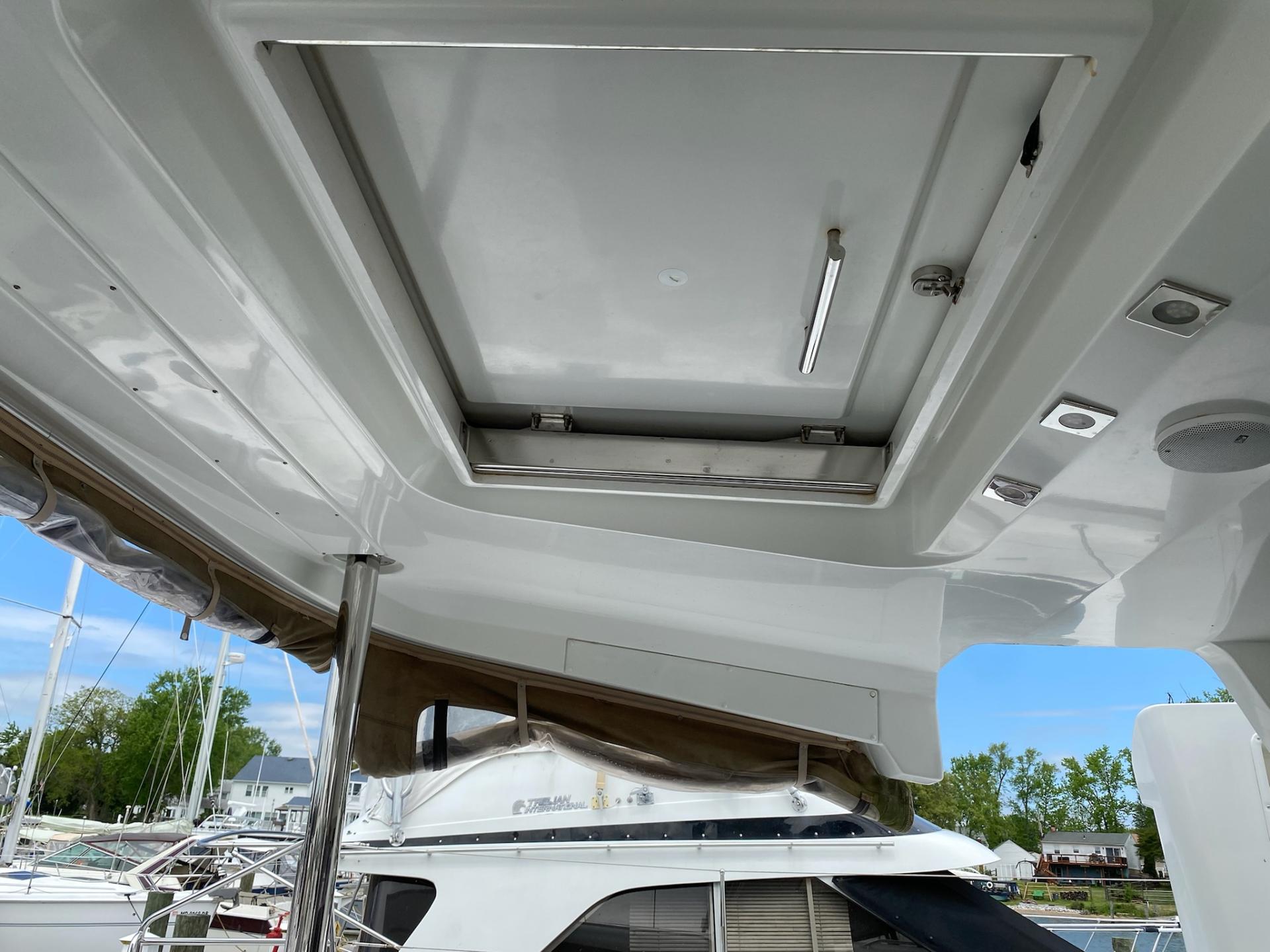 2012 Lagoon 450 with flybridge photo 9