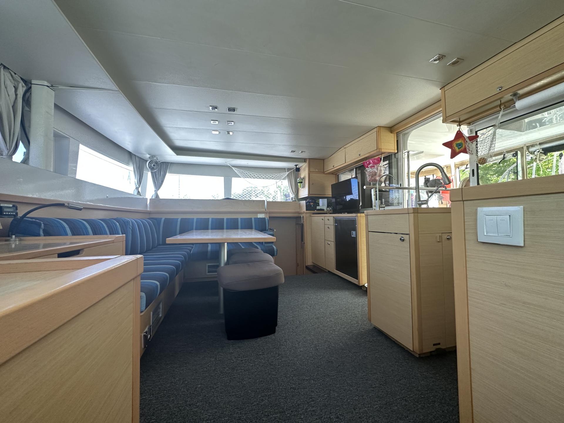 2012 Lagoon 450 with flybridge photo 19