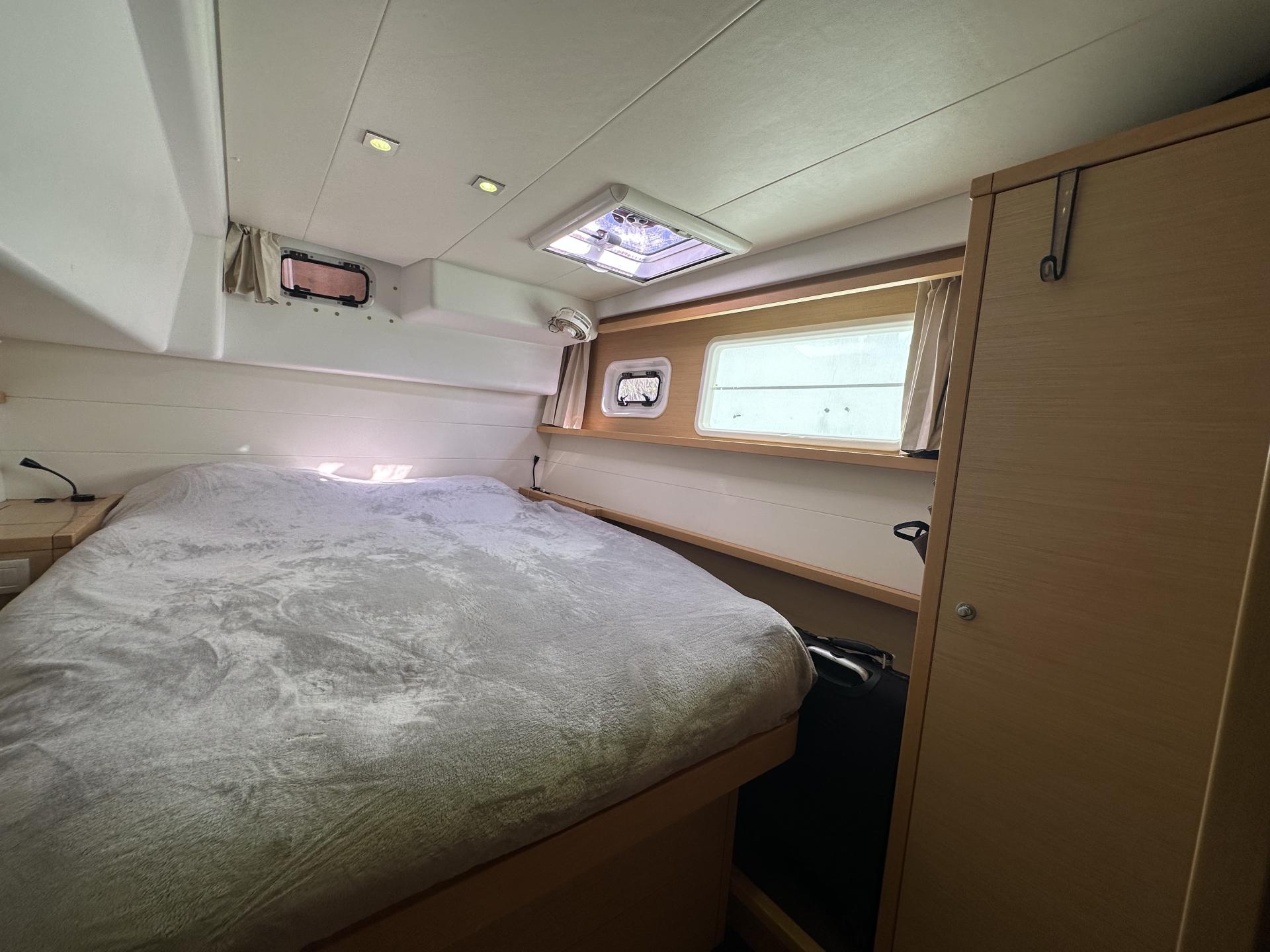 2012 Lagoon 450 with flybridge photo 22