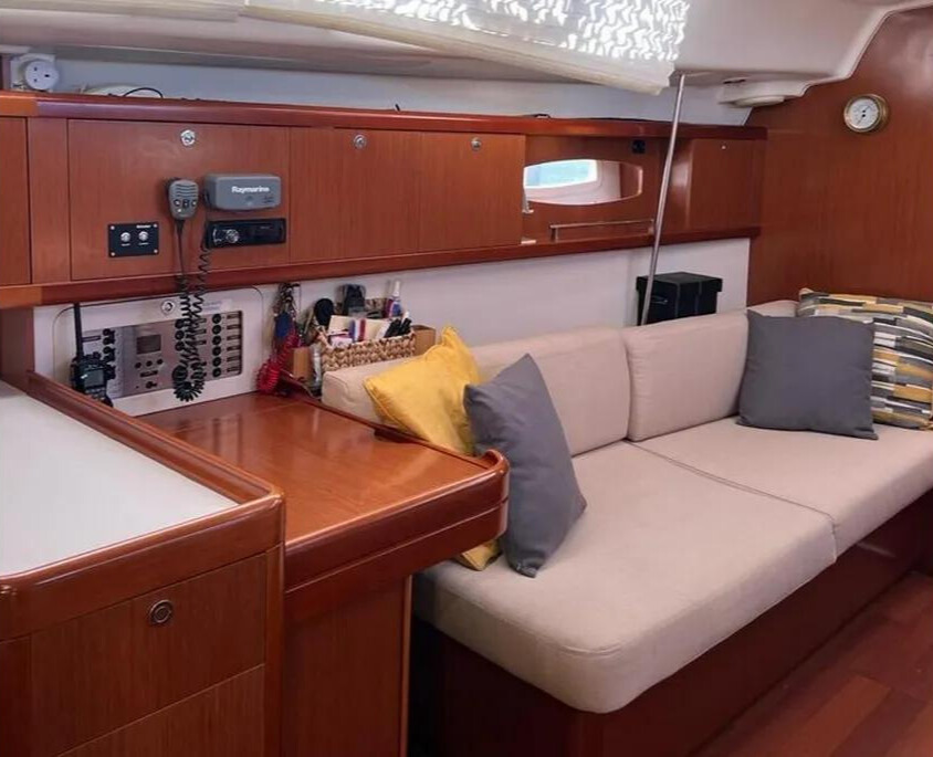 2010 Beneteau Oceanis 43 photo 8