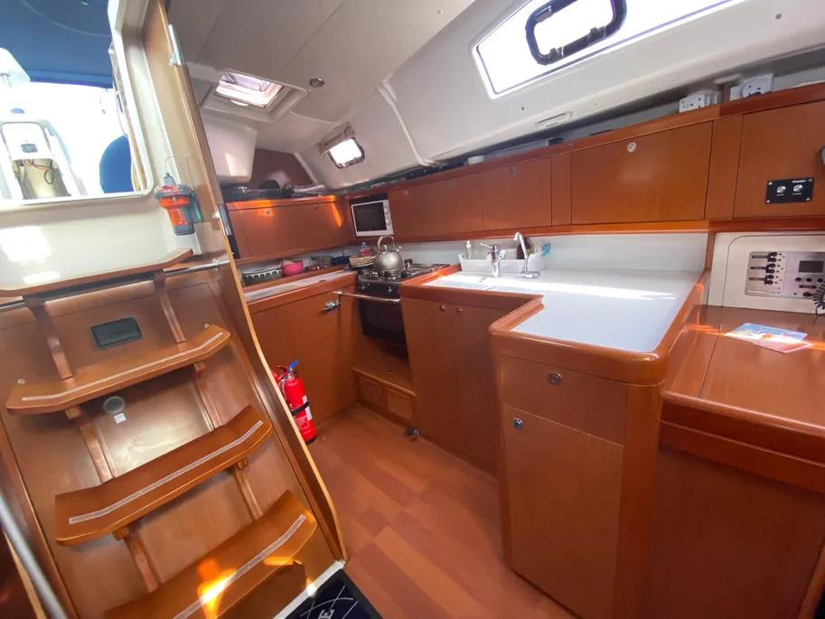 2010 Beneteau Oceanis 43 photo 9