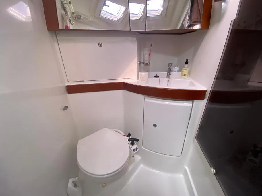 2010 Beneteau Oceanis 43 photo 11