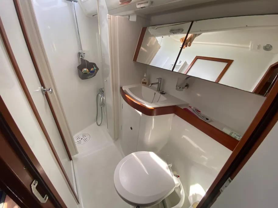 2010 Beneteau Oceanis 43 photo 12