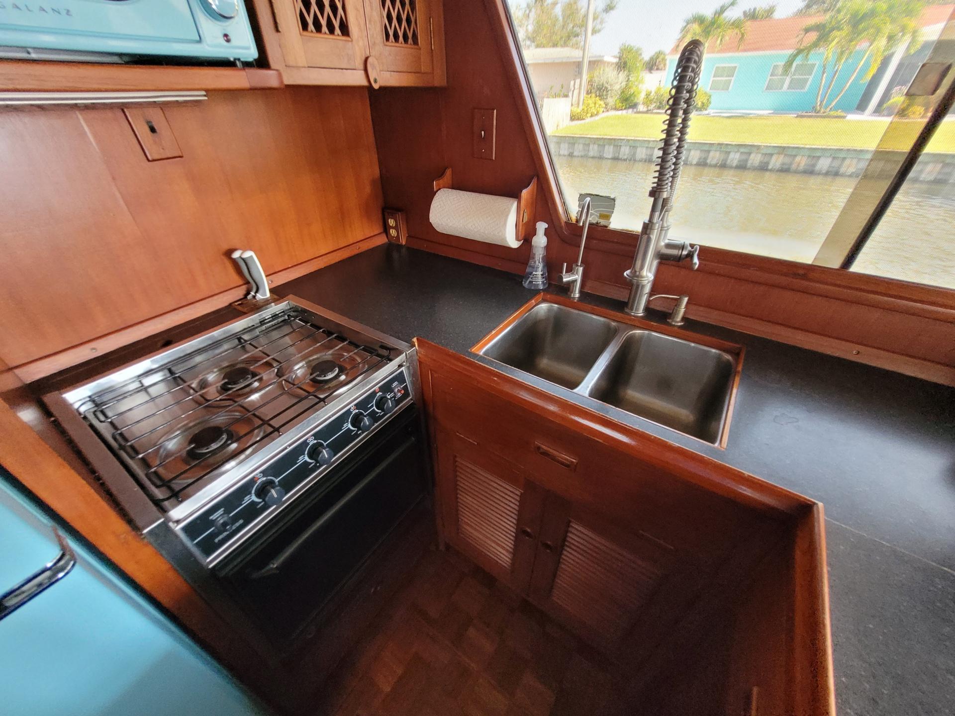 1981 50&#8242; Ocean Alexander Mark 1 Pilot House photo 28